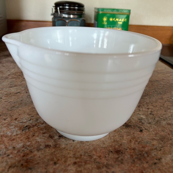 Hamilton Beach Other - Pyrex Made for Hamilton Beach Opal Glass Mixing Bowl Ribbed w/Pour Spout
6 cups